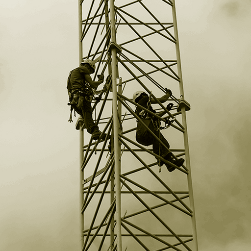 Werken op hoogte - twee monteurs bezig met het bouwen van een telecommunicatie mast